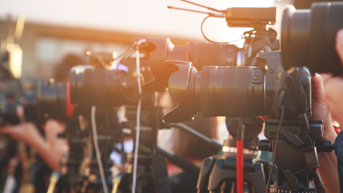 エンターテイメント記者とメディア写真家がファッションショーで有名人や俳優にインタビュー