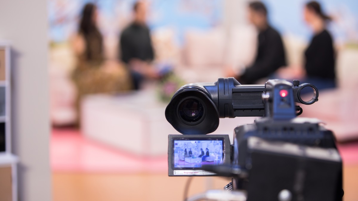 スタジオでの記者会見のカメラ