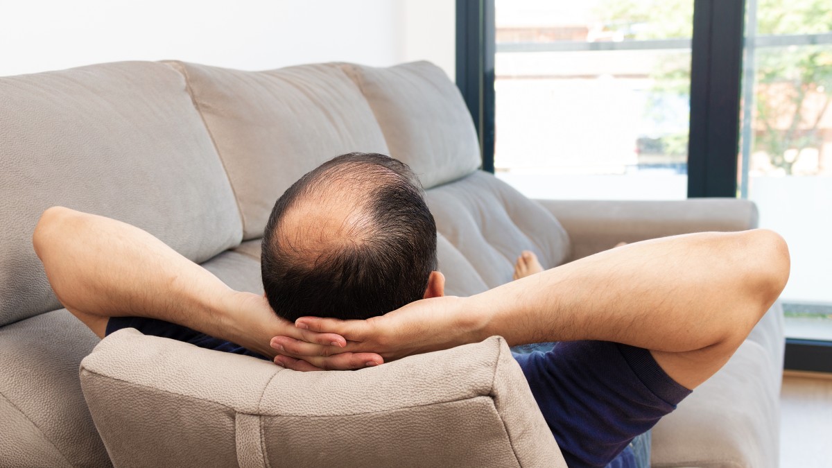 気楽な禿げ頭の男性の後ろ姿