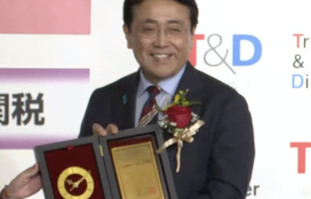 トランプ関税で受賞をする赤澤大臣