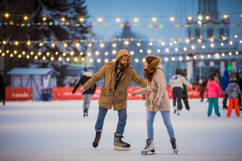 カップルでアイススケートを楽しむ
