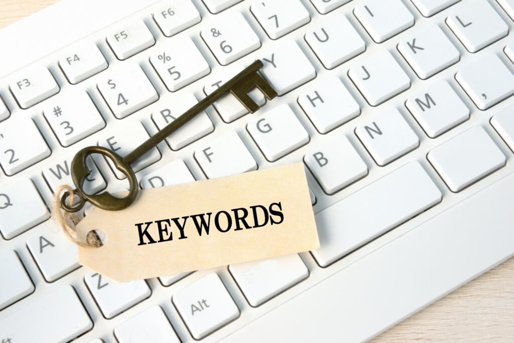 キーボードの上に鍵とキーワードと書かれたタグ